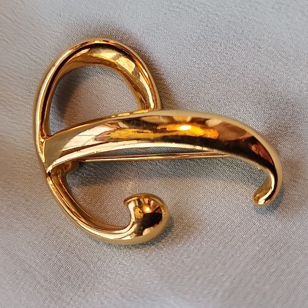 NICE ANNE KLEIN LETTER P INITIAL PIN PRE-OWNED